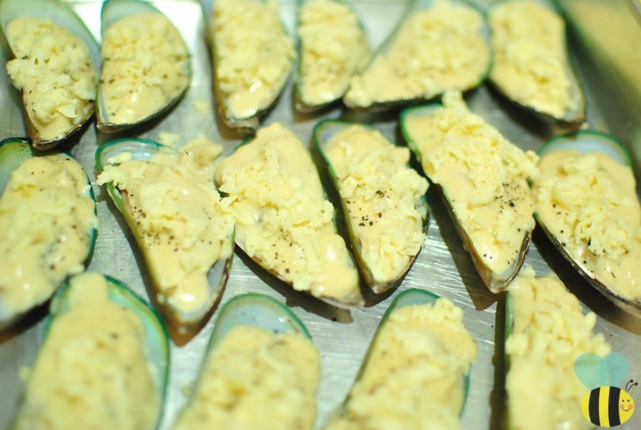 cheesy baked tahong with white sauce