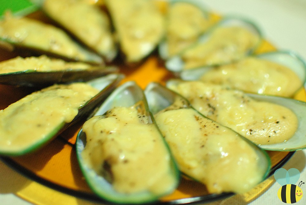 cheesy baked tahong with white sauce