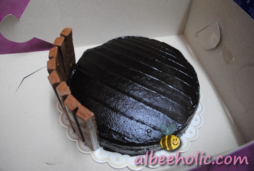 adding kitkat on cake adding kitkat on cake