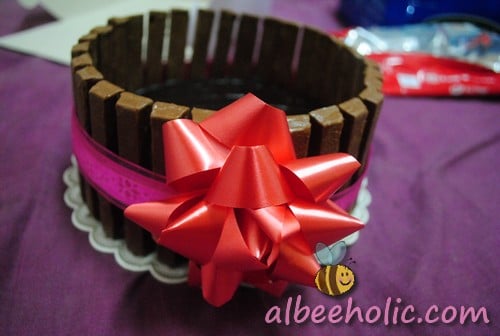 decorating the kitkat cake